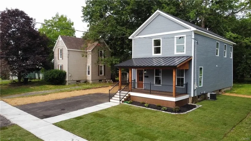 Spacious 4 bedroom home in the village - Image 1