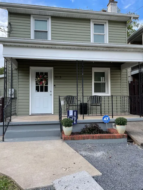 Pet friendly 2 bedroom home with fenced yard. - Image 1