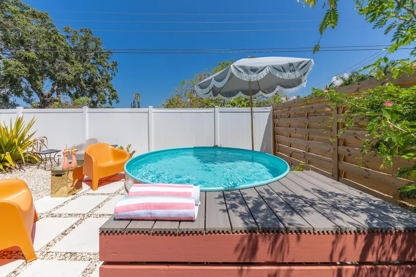 Magical Guesthouse 1 mi from SRQ airport - Image 1