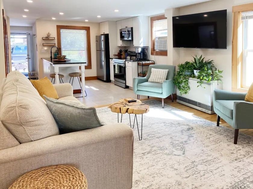 Cozy 3 Bedroom Getaway with Hot Tub - Image 1