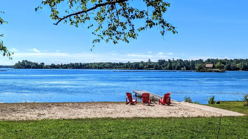 Huge Sandy Beach Cottage - 90 min from GTA - Pets - Image 1