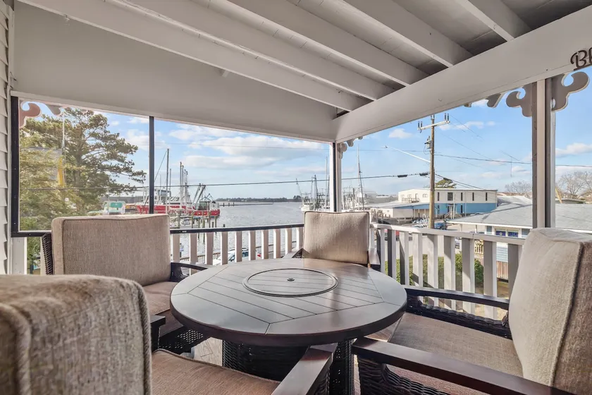 Harbor View! Sleeps up to 10! Spa and Coffee Shop - Image 1