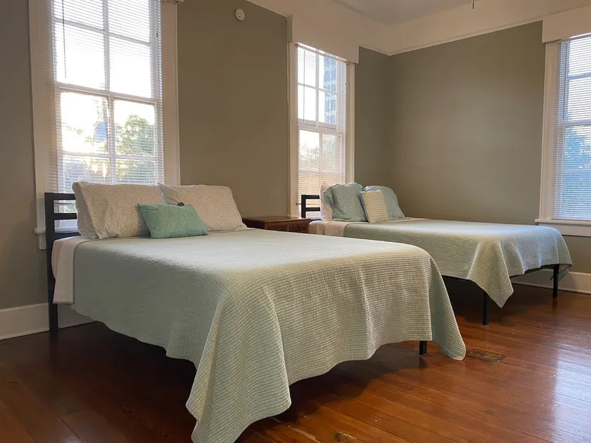 Fun 1 Bedroom Unit in Old Historic Home! - Image 1
