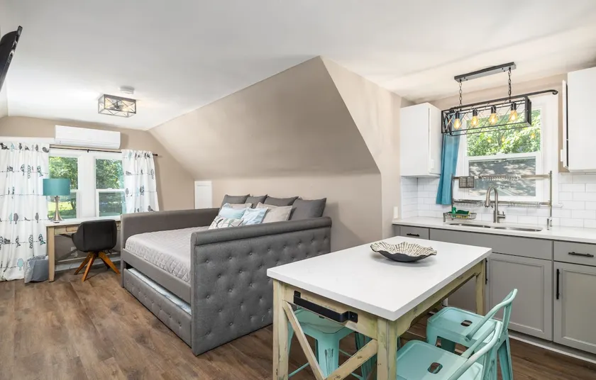 Adorable Spacious Studio w/ Full Kitchen near HPU - Image 1