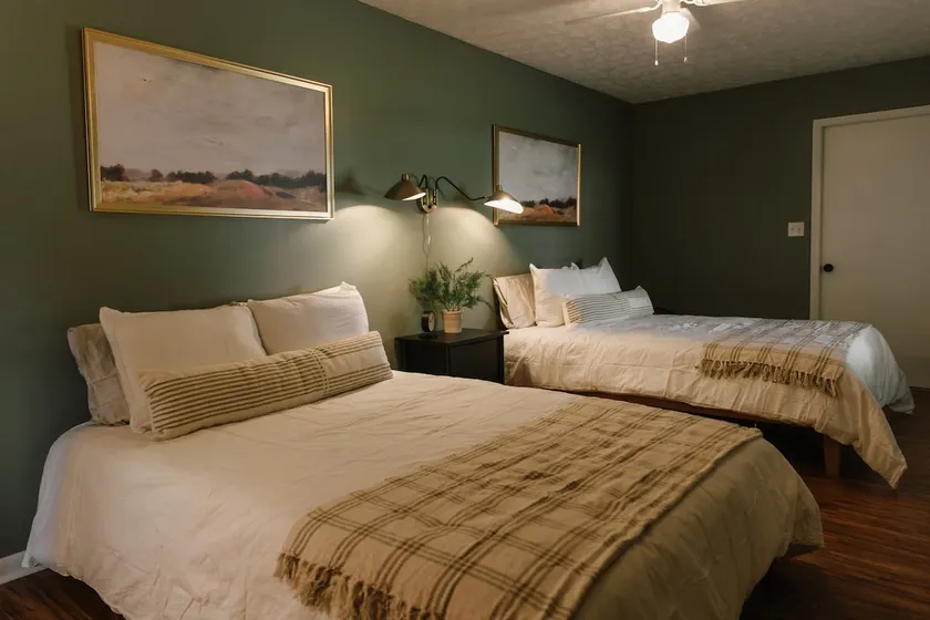 \"The Meridian\" Modern Stay near Downtown / Airport with Hot Tub - Image 1