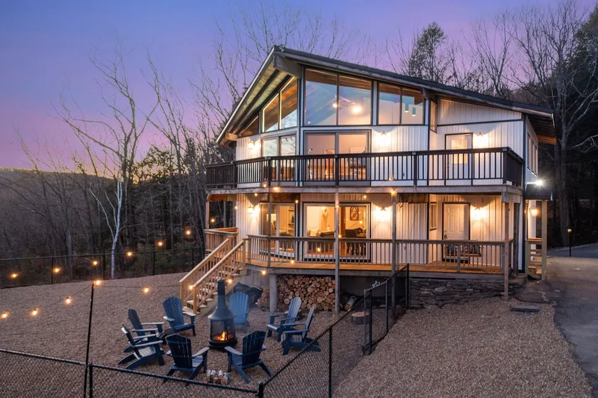 Gilford NH Vacation Rental. Sleeps 14. Near Lake Winnipesaukee & Gunstock - Image 1