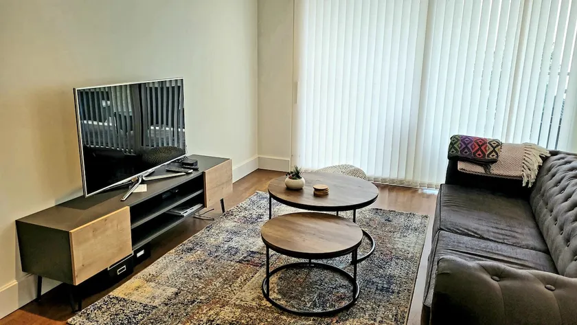 Lovely Kingston serviced apartment w/Patio - Image 1