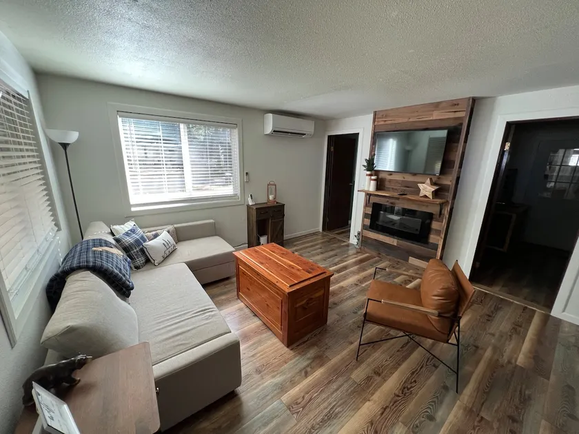 Cozy 1 bedroom cabin with hot tub - Image 1