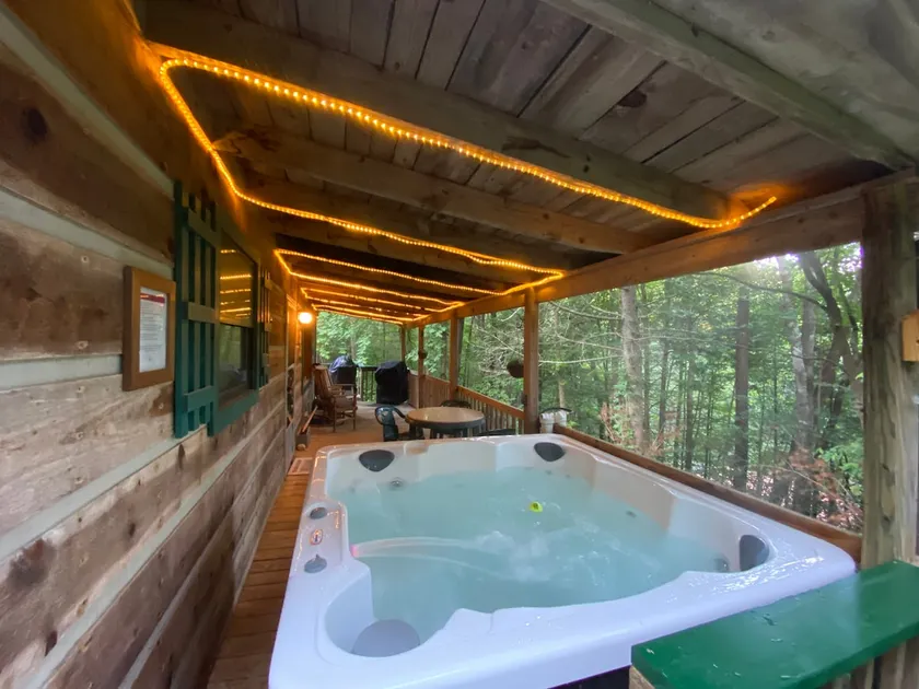 Caribou Pines Cabin-Hot Tub-Fireplace. Sleeps 4 - Image 1