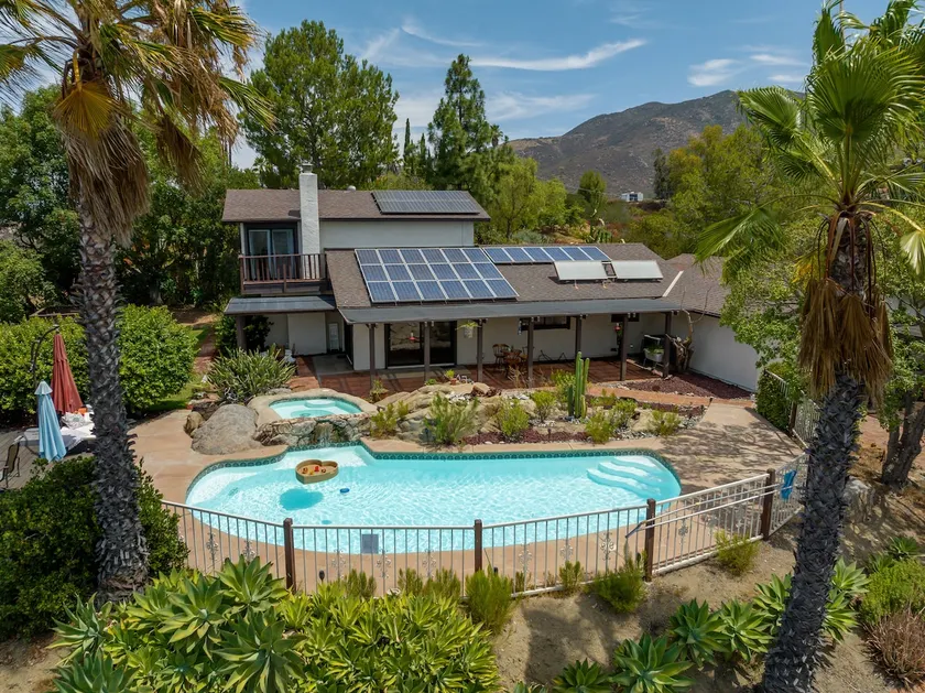 Hilltop 2200sqft Oasis: Pool, Views, BBQ - Image 1