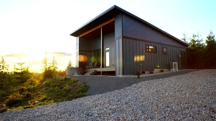 Luxury Guesthouse Retreat w/ Hot tub, Sauna, Views - Image 1
