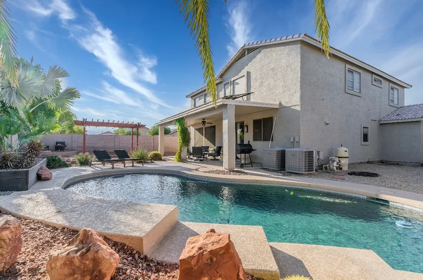Cannonball! Fun & cozy 4 bedroom house with a pool - Image 1
