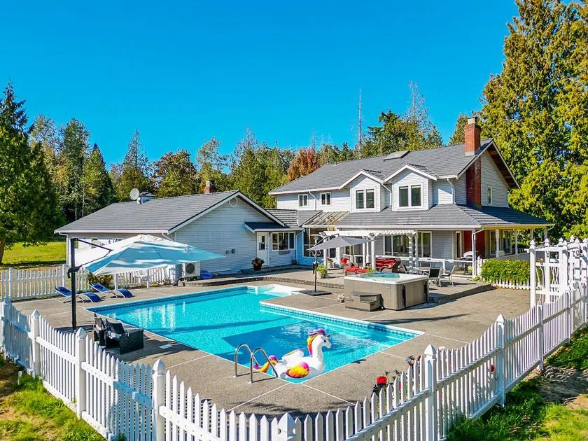 The Willowlands - A Dreamy Holiday Home with Pool - Image 1