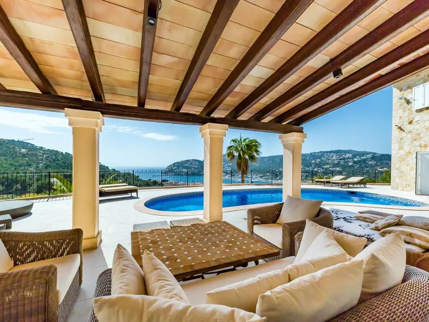 Villa with breathtaking views over the port - Image 1