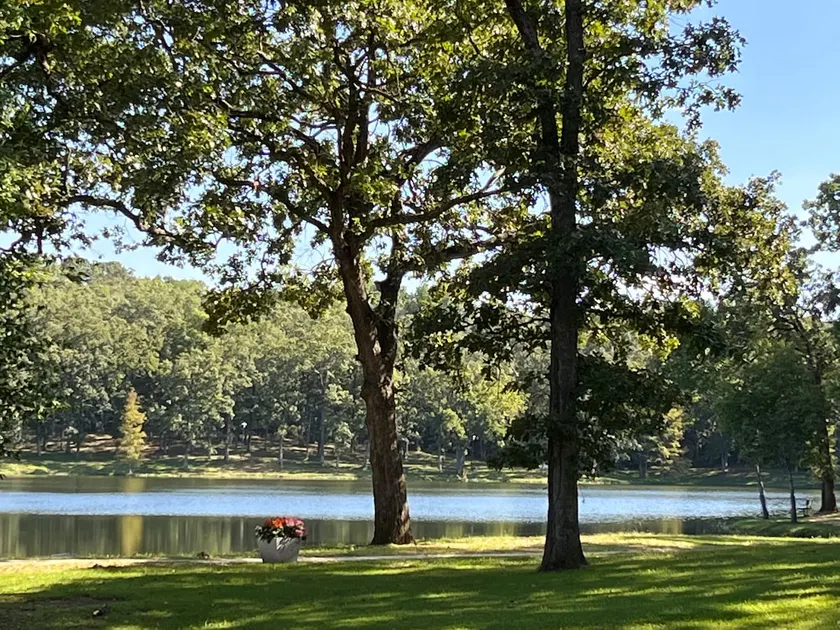2-bedroom cottage with a gorgeous lake view. - Image 1