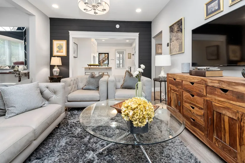 Charming Old Walkerville 2-Bedroom Luxury Suite - Image 1