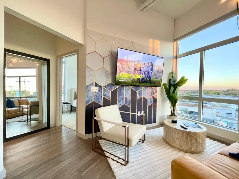 Private Downtown Penthouse with Sky Lounge & Pool! - Image 1