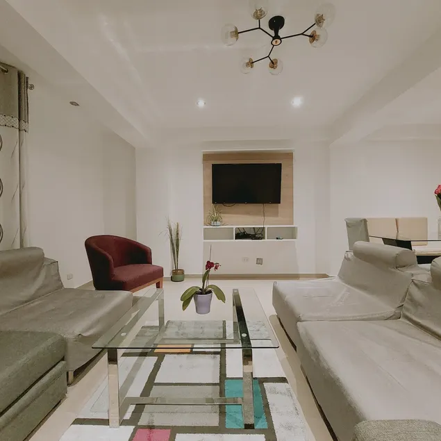 Spacious Apartment 201 near Plaza Mall with garage - Image 1