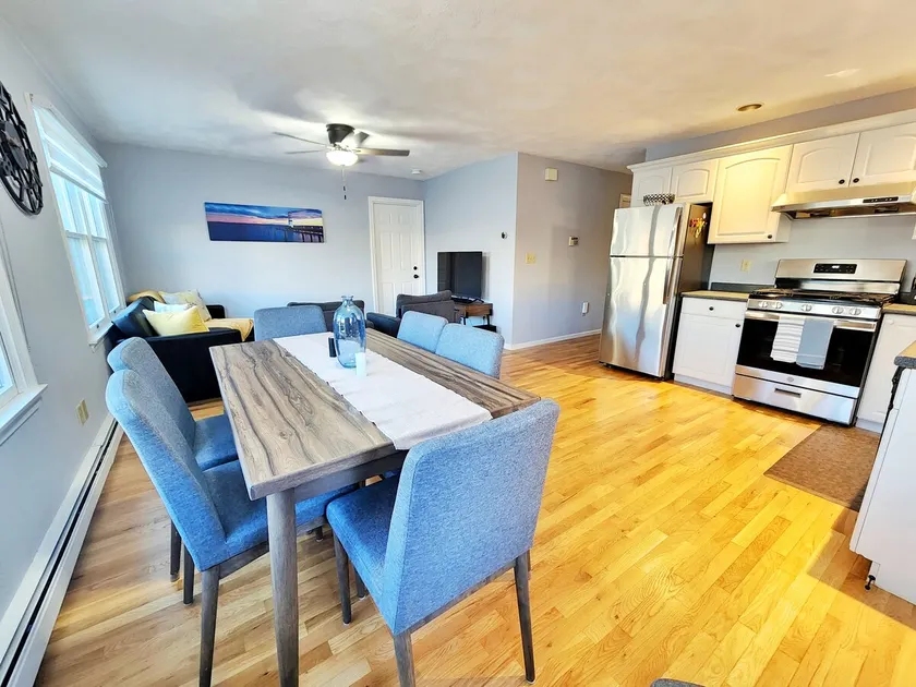 2bd Apt, 3 min walk to train, 7min to airport - Image 1