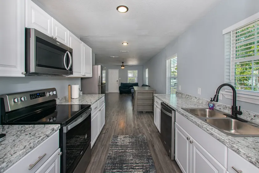 Cheerful 3 bedroom w/ dedicated parking! - Image 1