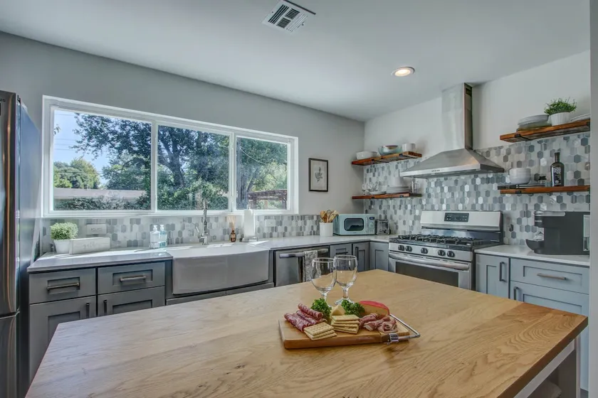 Tulsa Beauty- Middle of Midtown-Next to Brookside! - Image 1