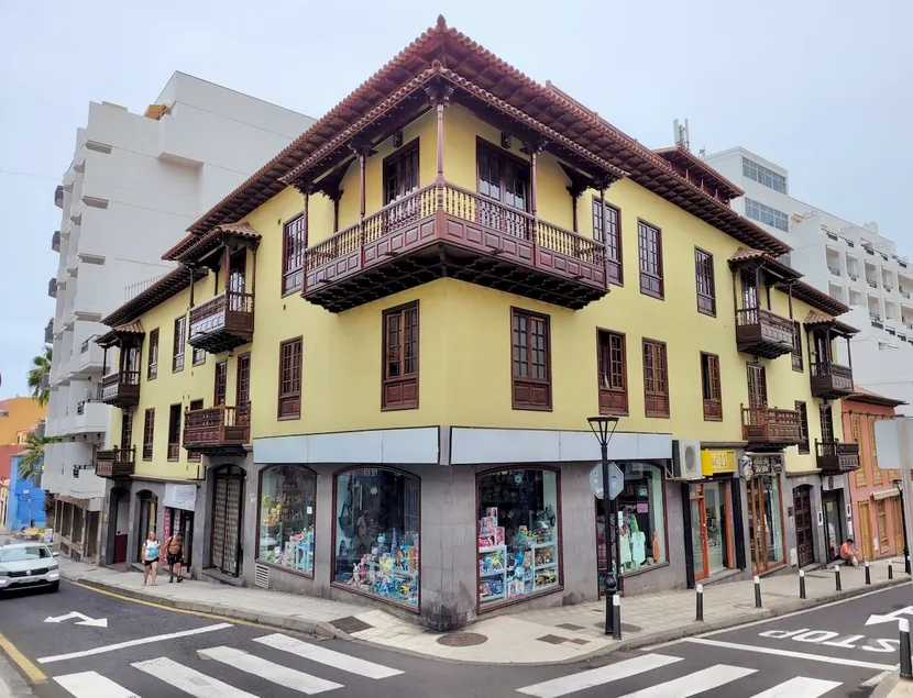 The Balcony House with FREE PARKING - Image 1
