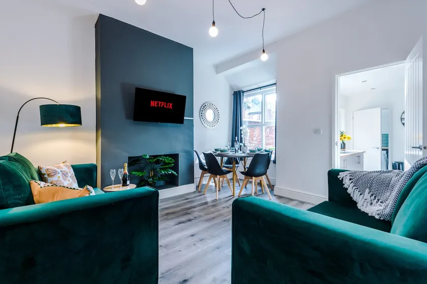 Modern Home Ideal for Business Groups Sleeps 7 - Image 1