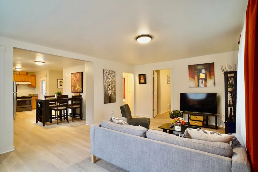Newly renovated home minutes from airport - Image 1