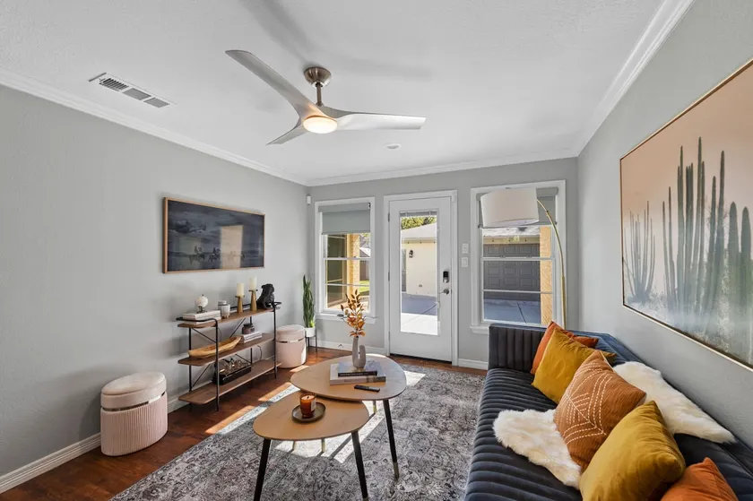 Renovated 3 bedroom walking to Grapevine Main St. - Image 1