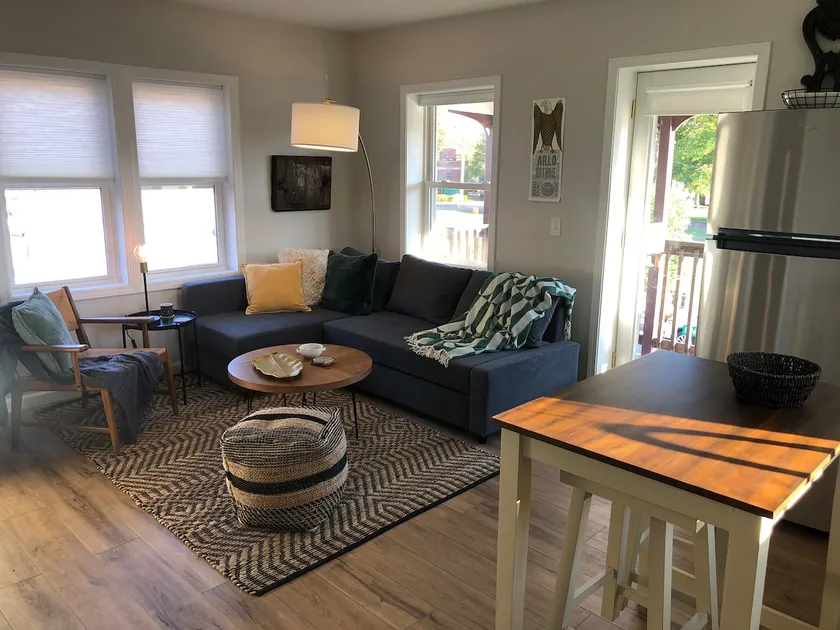 Contemporary 2-BR Apt w/ Balcony Near OU - Image 1