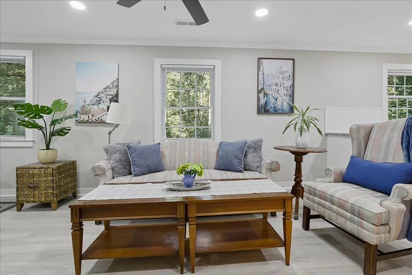 Peaceful Apartment Unit on the Main Level - Image 1