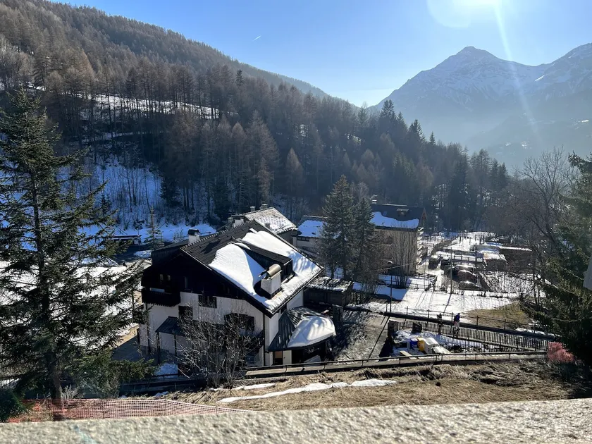 House near the ski slopes - Image 1