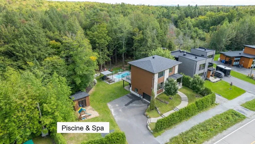 3 minutes from Mont Orford! - Large House with Hot Tub - Image 1