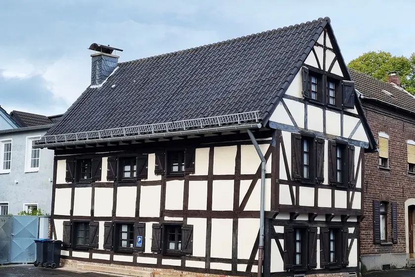 old romantic half-timbered house near the Rhine - Image 1