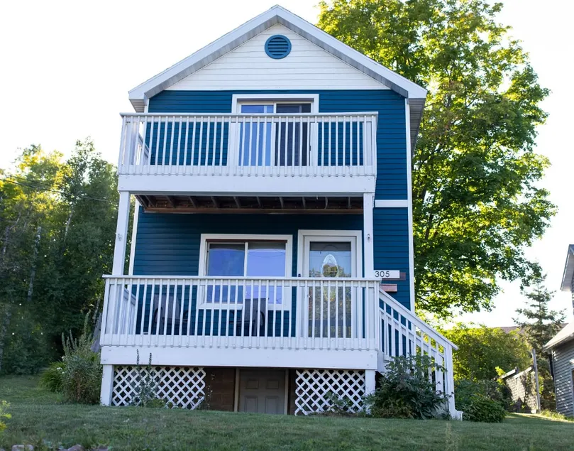 Cozy house with lake view near Marquette - Image 1