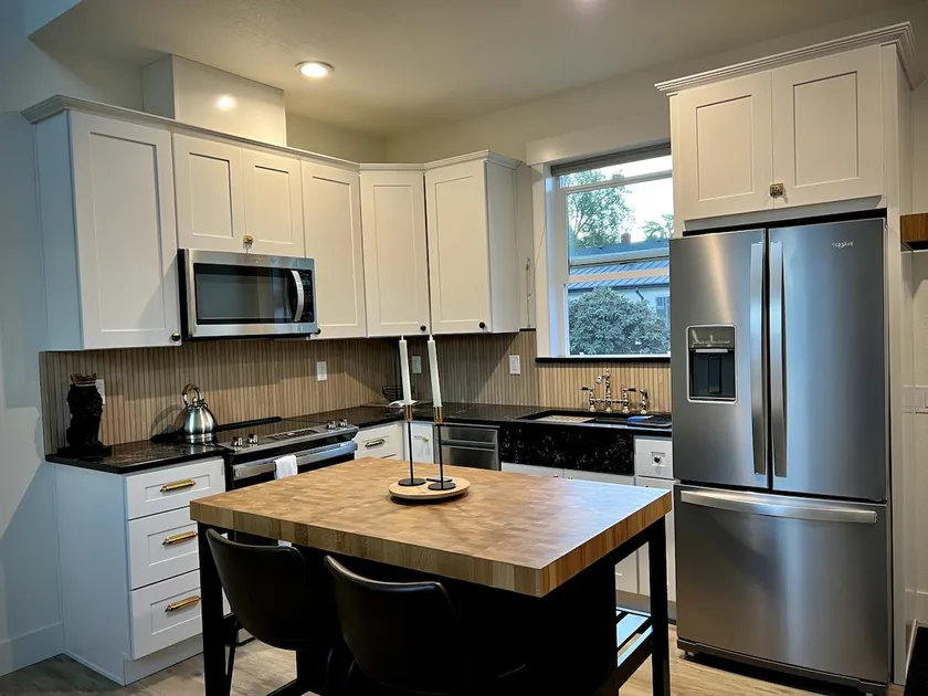 Custom Built Cottage in Downtown with Pool - Image 1