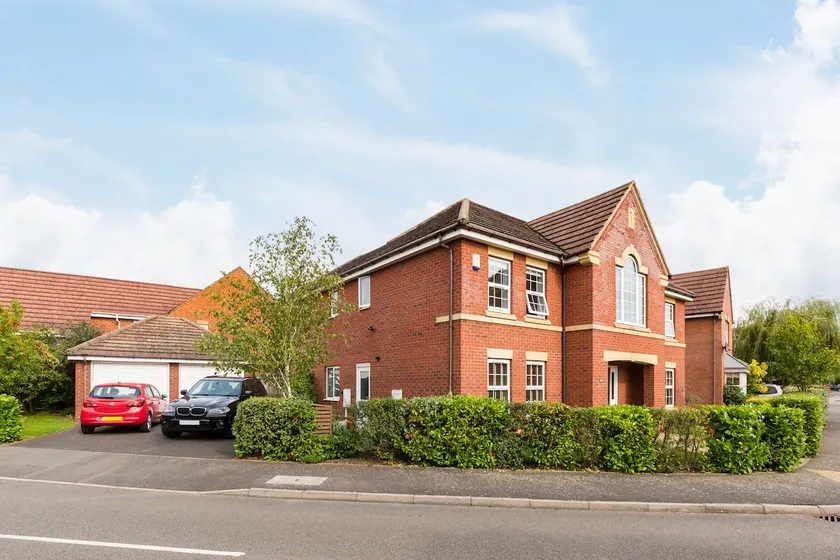 Modern 4 Bed Warwick Family Home with Parking - Image 1