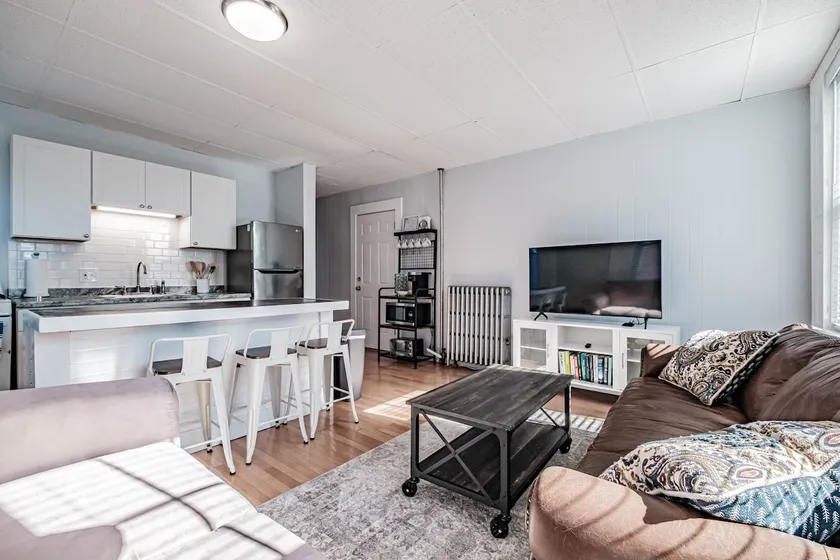 2 Bedroom Just Steps from the Old Port w/ Parking - Image 1
