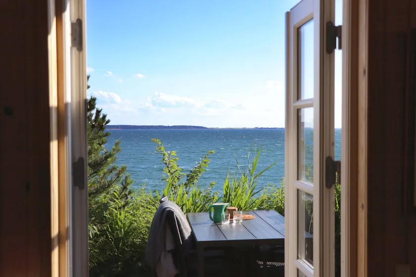 Beautiful cottage by Røsnæs in the first row! - Image 1