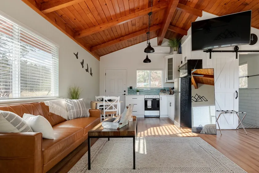 Modern Cabin with Private Jacuzzi - Casa de Manzanita - Image 1