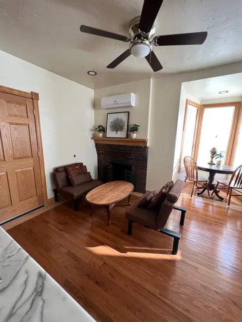 Brewer's House: “Sunset Lower” 1 Bedroom Downtown. - Image 1