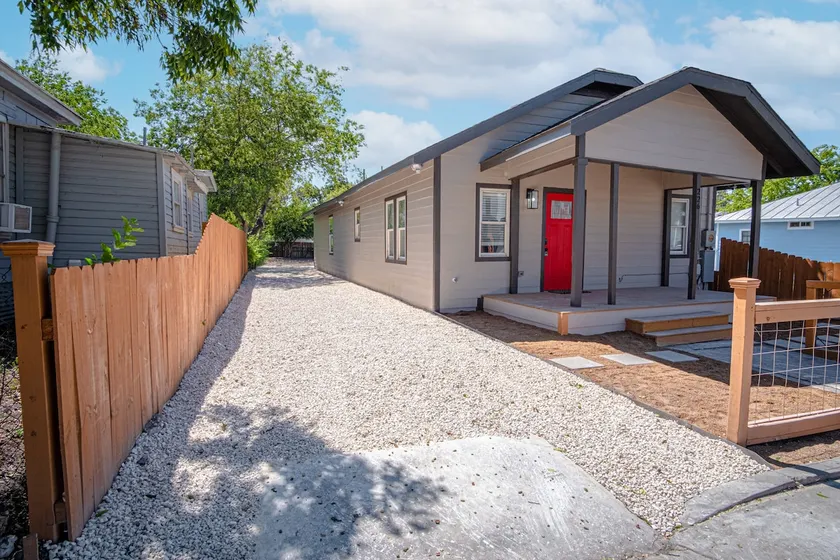 Delightfully Renovated 4 BR2 BA Near DT Riverwalk - Image 1