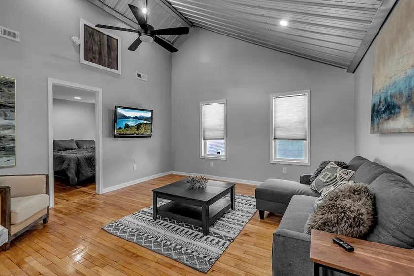 Beautiful loft-like 2 bedroom apartment - Image 1