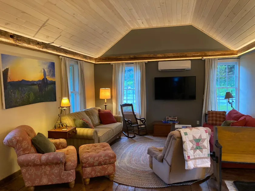Charming Farmhouse near Maple Corners - Image 1