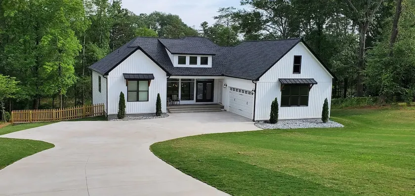 Stunning, Designer 6 Bdrm Lake House, Relaxing Retreat, 15 Min from GSP! - Image 1