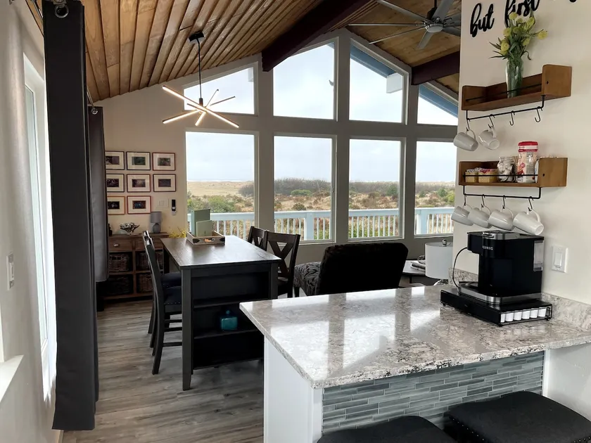 Sandpiper Loft-Ocean Views in Copalis Beach - Image 1