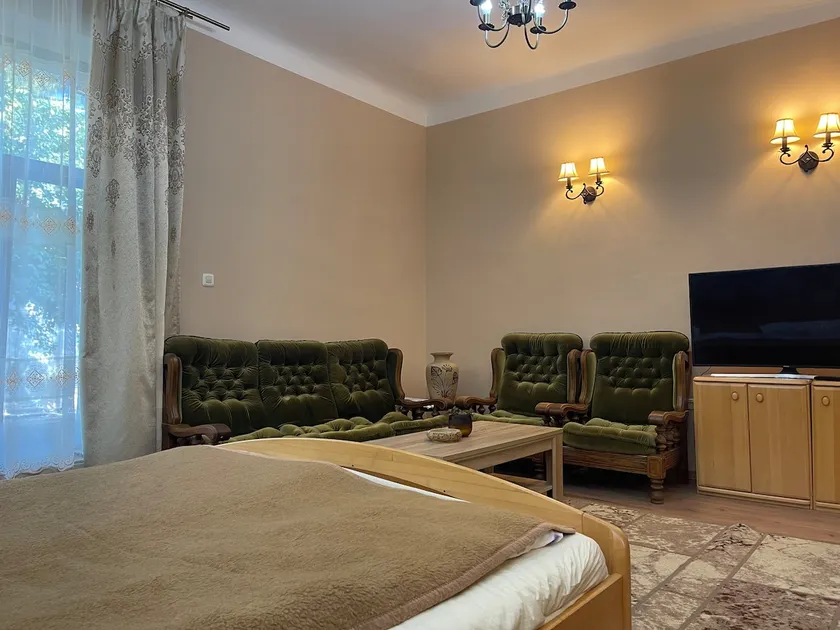 Apartment close to city center and free parking - Image 1