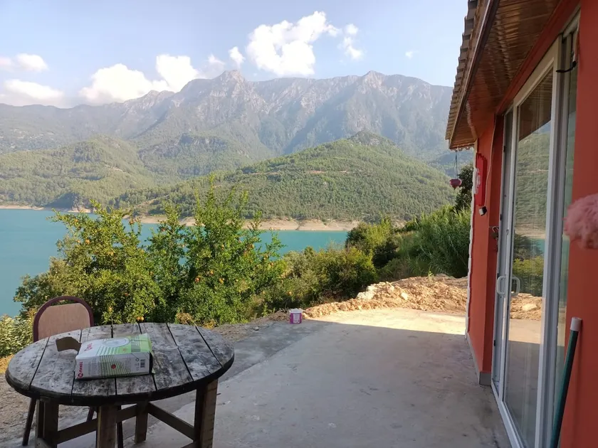 Detached house with magnificent lake and nature views - Image 1