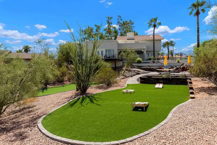 Free heated pool, man cave and large living space - Image 1