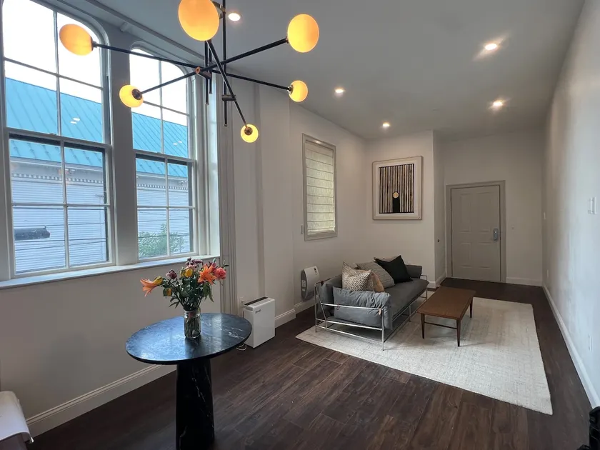 Stunning Renovated Historical 1Bed/1Bath Apartment - Image 1